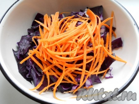 Добавить к капусте натертую на терке для корейской моркови или обычной терке морковь.