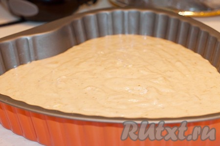 Перелить тесто в форму для запекания и отправить в духовку на 30 минут. Готовить при температуре 200 градусов.