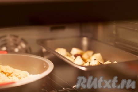 Отправляем оба блюда томиться в духовку на 20 минут. Режим нагрева духовки 180 градусов.