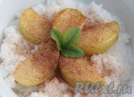 Готовую рисовую кашу выкладываем в тарелку, добавляем ваниль, сверху  выкладываем карамелизированные яблоки и посыпаем корицей.
