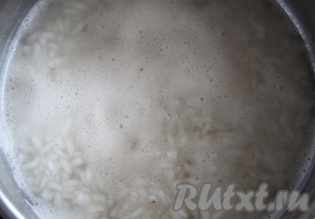 Отвариваем рис на воде.
