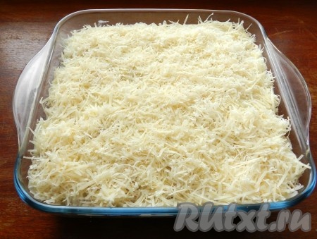 Натереть на терке сыр и посыпать лазанью из капусты равномерным слоем. Поставить в разогретую до 180 градусов духовку на 25 минут.