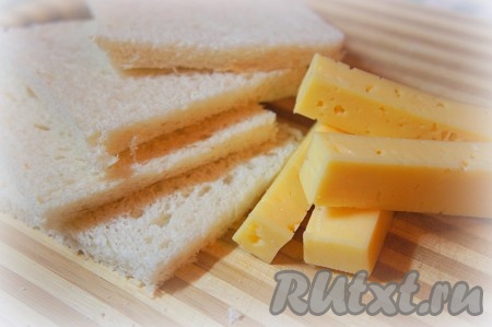 Сыр нарезать на 6 "брусочков".