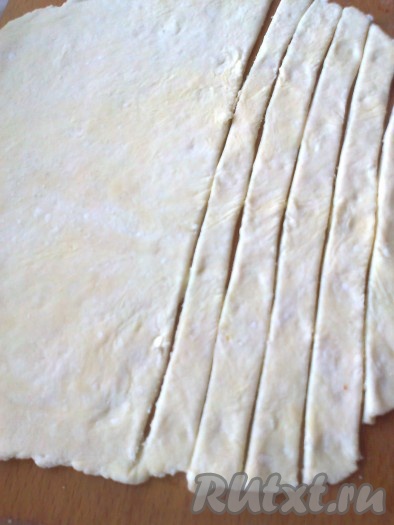 Тесто нарезать на полоски шириной 1-1,5 см.
