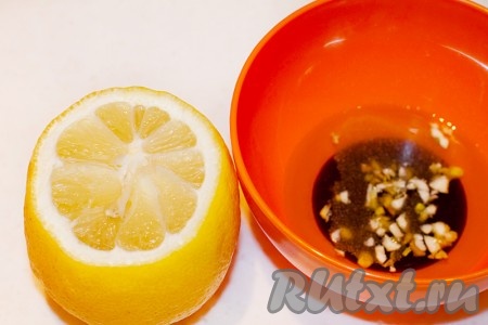небольшое количество сока лимона. Перемешивайте время от времени соус.