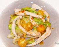 Фьюжн-салат с кунжутно-имбирным соусом