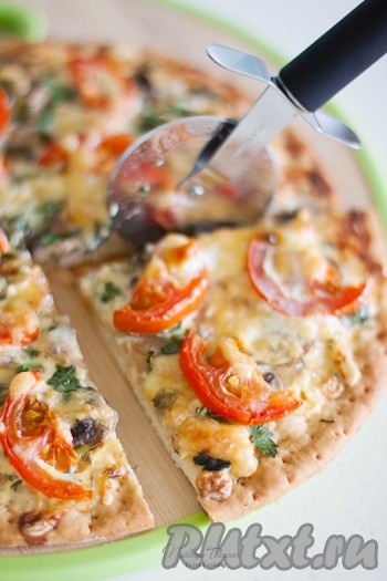 Разрежьте пиццу по-французски на порционные кусочки и подавайте. 