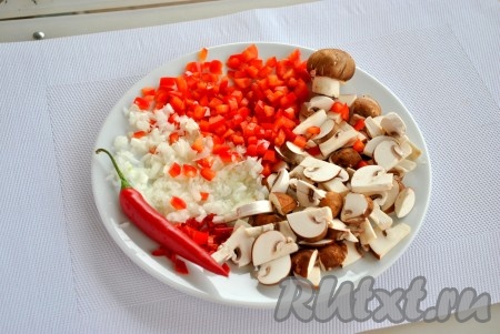 В это время приготовить соус: болгарский перец, чили и грибы нарезать на небольшие кусочки.
