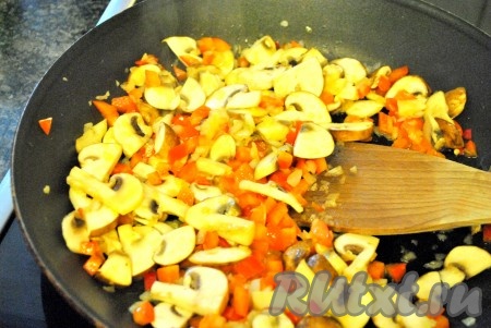 В сковороде разогреть оливковое масло, добавить измельченный лук, перцы и грибы, обжарить до готовности (минут 10). Затем добавить помидоры, соль, перец, сахар и немного воды. Варить на умеренном огне около 10 минут.
