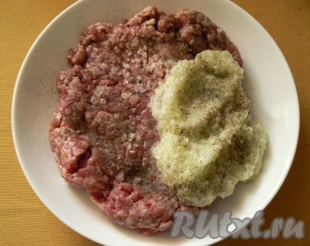 Мясо перекрутите через мясорубку, добавьте перемолотый лук, соль и перец.
