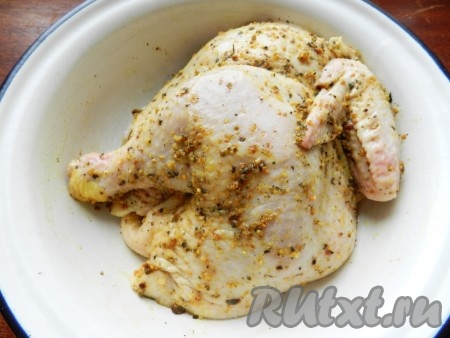 Специи для курицы смешать с крахмалом и 1 столовой ложкой оливкового масла. Этой смесью натереть курицу и оставить мариноваться на 2 часа или более.
