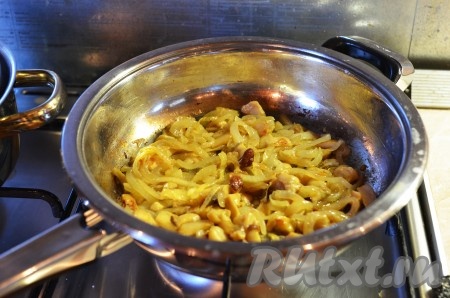 На разогретую сковороду с оливковым маслом отправить лук и готовить, помешивая, несколько минут, затем добавить грибы и продолжать мешать еще несколько минут.
