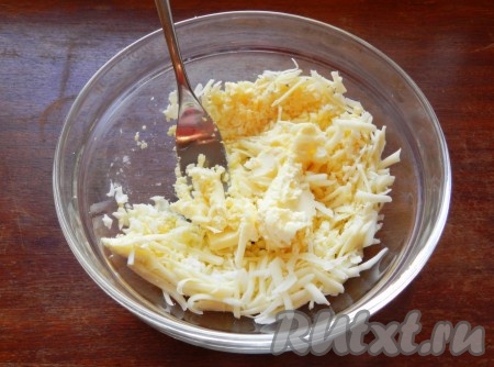 Для начинки натереть на терке яйца и сыр, смешать с размягченным маслом в однородную массу. Добавить соль и перец по вкусу.
