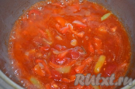 Помидоры добавить в сковороду вместе с томатным соком.