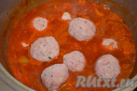В кипящий томатный соус выложить мясные фрикадельки​​​ и тушить на медленном огне 15 минут.
