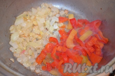 Для соуса немного обжарить на сковороде порезанный лук​​, добавить порезанный перец соломкой, потушить пару минут.
