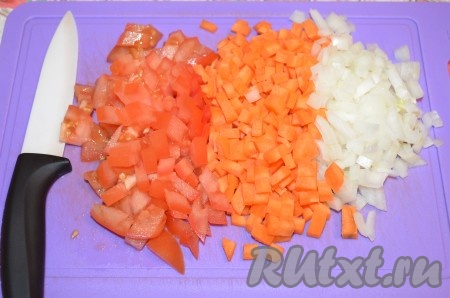 Лук, помидор и морковь порезать произвольно. Я резала кубиком.
