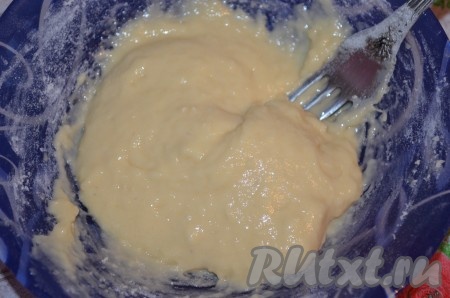 Пока варится суп с нутом, приготовить клецки. В миске взбить яйца с солью, добавить муки столько, чтобы получилось очень вязкое, но некрутое тесто.
