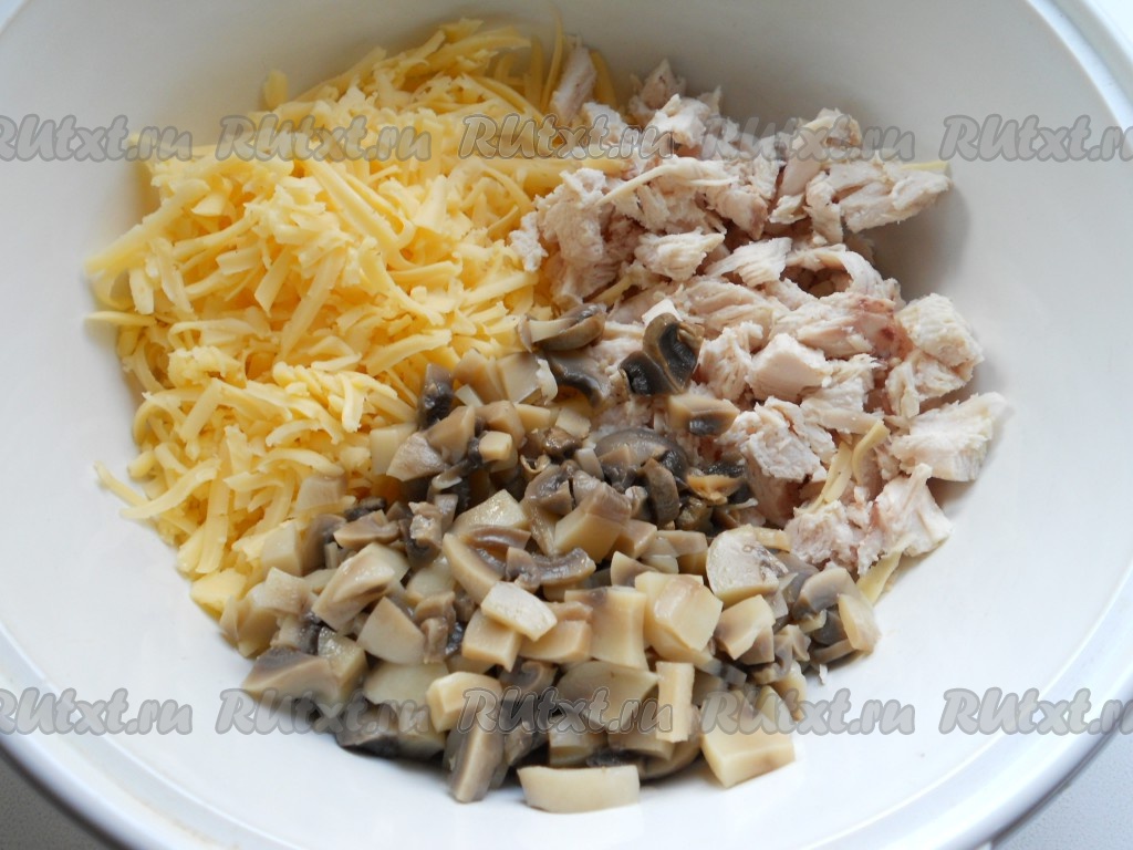 Мясной салат с маринованными грибами