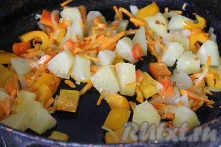 Морковь и лук нарезать соломкой, ананасы и перец кубиками. Разогреть сковороду с добавлением растительного масла и обжарить на ней лук с морковью, затем добавить перец и в самом конце ананасы.
Готовую зажарку из овощей отложить в сторону.
