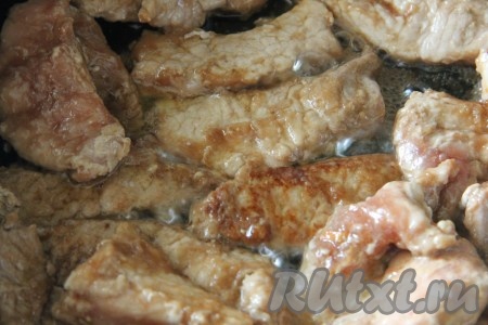С мяса слить лишний соевый соус, присыпать мясо мукой и обжарить на сковороде с двух сторон до готовности.
