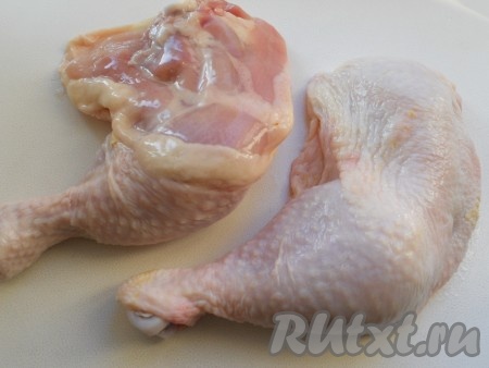 Порционные части курицы (у меня - куриные окорочка) хорошо вымыть, обсушить бумажным полотенцем.
