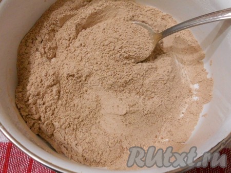 К муке и какао добавить соль и разрыхлитель, тщательно перемешать.