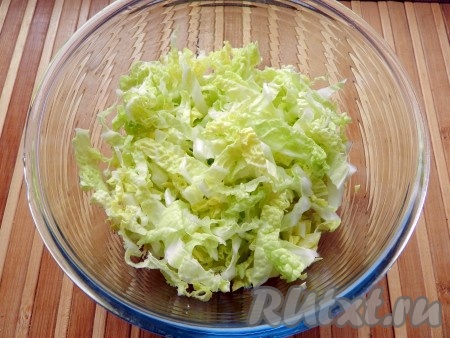 Пекинскую капусту тонко нарезать и выложить в салатник.