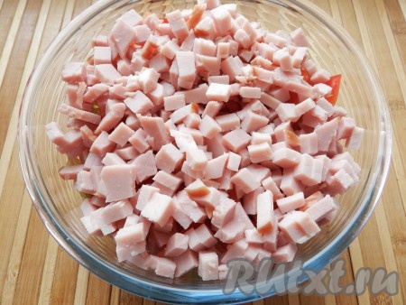 Ветчину нарезать кубиками и добавить в салат.