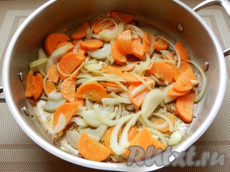 Выложить в сковороду лук и морковь, нарезанные полукольцами, и обжарить до прозрачности лука.
