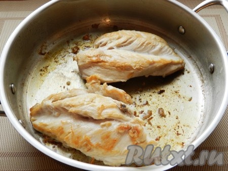 Филе куриной грудки вымыть, обсушить бумажными полотенцами, разрезать на 2 части. В сковороде разогреть растительное масло и обжарить филе с двух сторон по 4 минуты. Затем убрать со сковороды.
