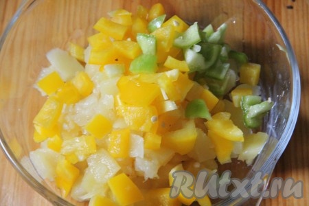 Перец нарезать кубиками и добавить к ананасам.
