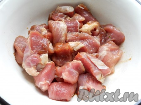 Свинину порезать небольшими кусочками, выложить в глубокую миску, влить соевый соус. Хорошо перемешать и оставить для маринования на 30-40 минут.