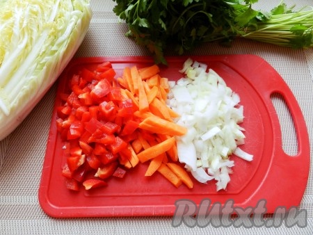 Лук, морковь и болгарский перец вымыть, очистить, нарезать соломкой.