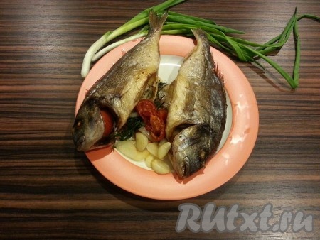Дорадо получилась сочной, вкусной, подать её можно с помидорами, с которыми рыбка запекалась в духовке, а также с любимым гарниром (я подала с картошкой).