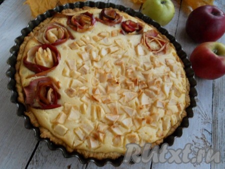 Выпекать творожно-сметанный яблочный пирог в предварительно разогретой до 180 градусов духовке до золотистого цвета яблок (25-35 минут). Дать полностью остыть в форме.