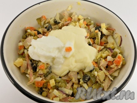Салат перемешать, добавить измельченный чеснок, посолить и поперчить, заправить йогуртом и майонезом.