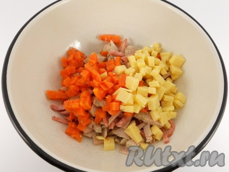 Морковь и твердый сыр порезать небольшими кубиками, добавить к мясу и колбасе.