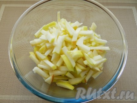 Из яблок удалить сердцевину, нарезать яблоки соломкой, сбрызнуть немного лимонным соком, чтобы яблоки не потемнели, выложить к сельдерею.