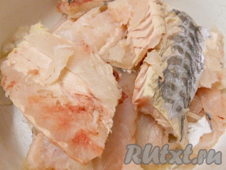 Рыбу разморозить, удалить внутренности, снять кожу и отделить филе от костей.