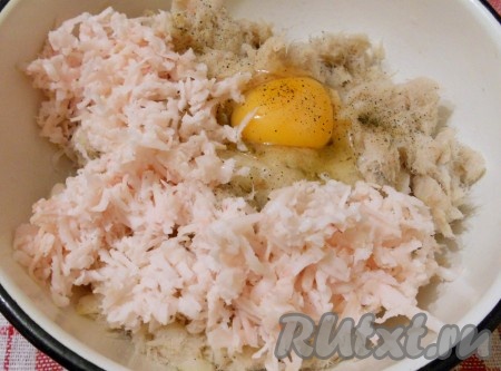 Пропустить филе через мясорубку вместе с салом и луком. Добавить яйцо, посолить и поперчить по вкусу.