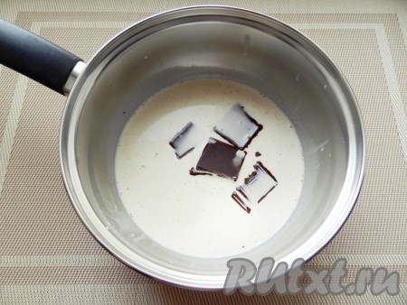 Сливки нагреть с ванильным сахаром, добавить разломанный на кусочки шоколад.