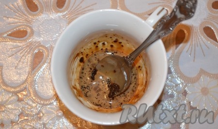 В кефире размешать соду и оставить на 10 минут. Кофе растворить в молоке. 