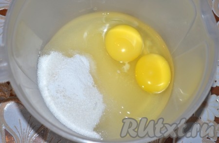 Яйца взбить с сахаром, солью и ванилином. 