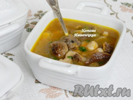 Вкусный и ароматный суп с фасолью и грибами готов