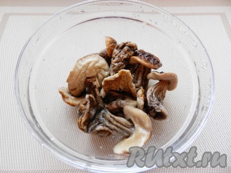 Сухие белые грибы так же замочить на ночь в чистой воде. Затем промыть, сменить воду, добавить одну очищенную луковицу и отварить в течение 40 минут.