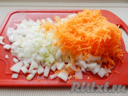 Вторую луковицу мелко нарезать, морковь натереть на терке.