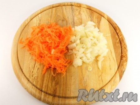 Лук и морковь очистить. Порезать мелко одну луковицу и натереть на крупной терке половину моркови. 