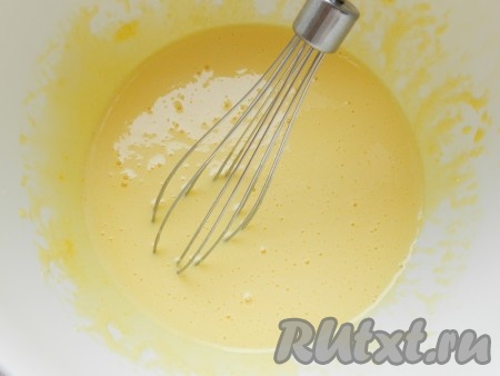 Растереть желтки до бела, тщательно смешать с размягченным сливочным маслом, влить молоко и снова перемешать.
