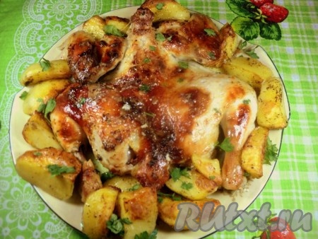 Затем достать противень из духовки. Вот так очень просто можно приготовить в духовке вкуснейшую курицу с аппетитной запечённой картошкой. 